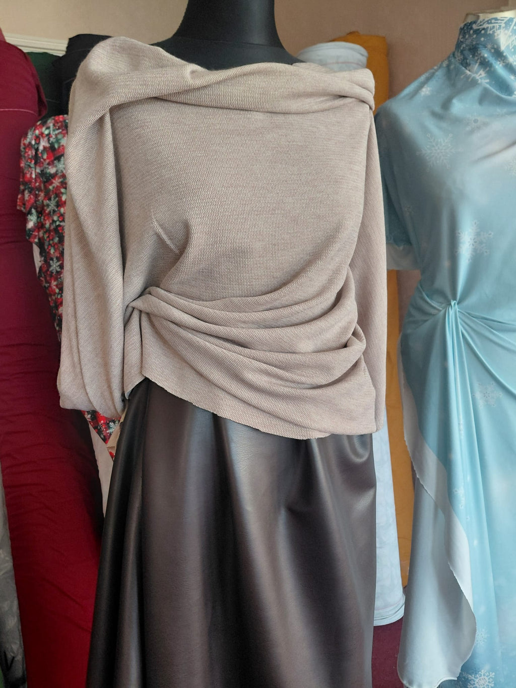 Umělá elastická kůže Tm. hnědá/Bordo/Černá