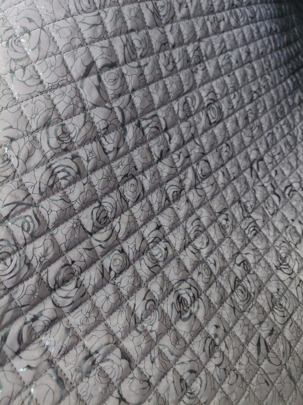 Elegantní vatelínový prošev Růže Tm. hnědý