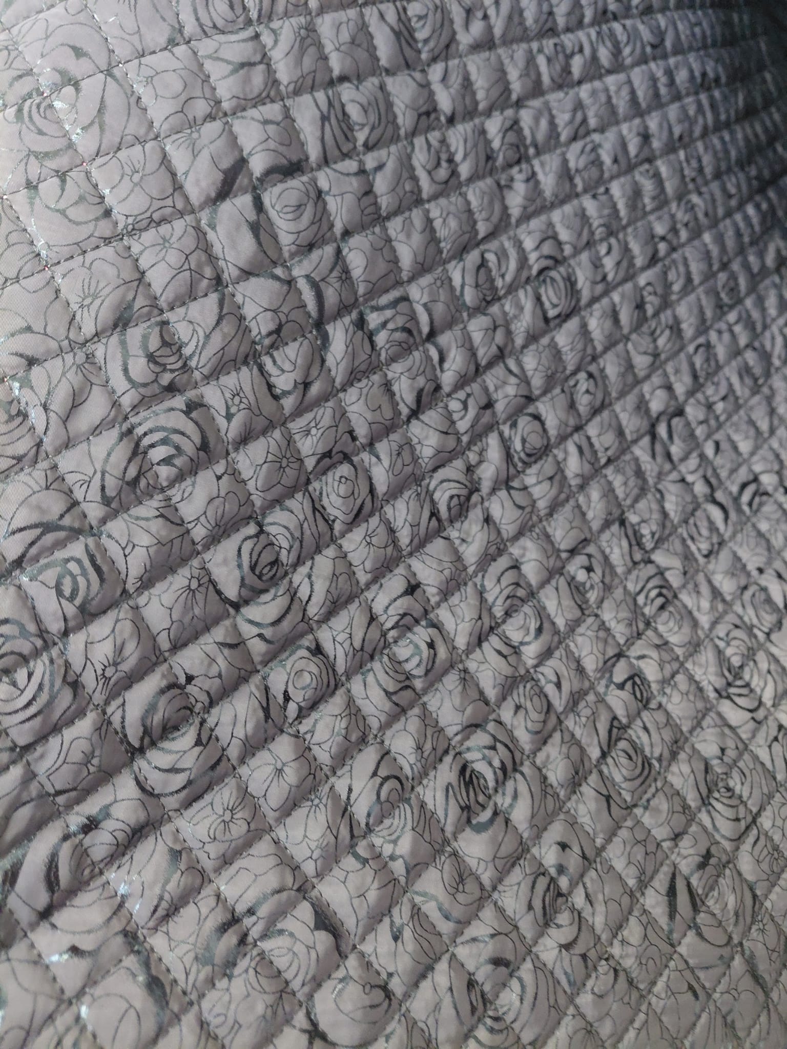 Elegantní vatelínový prošev Růže Tm. hnědý