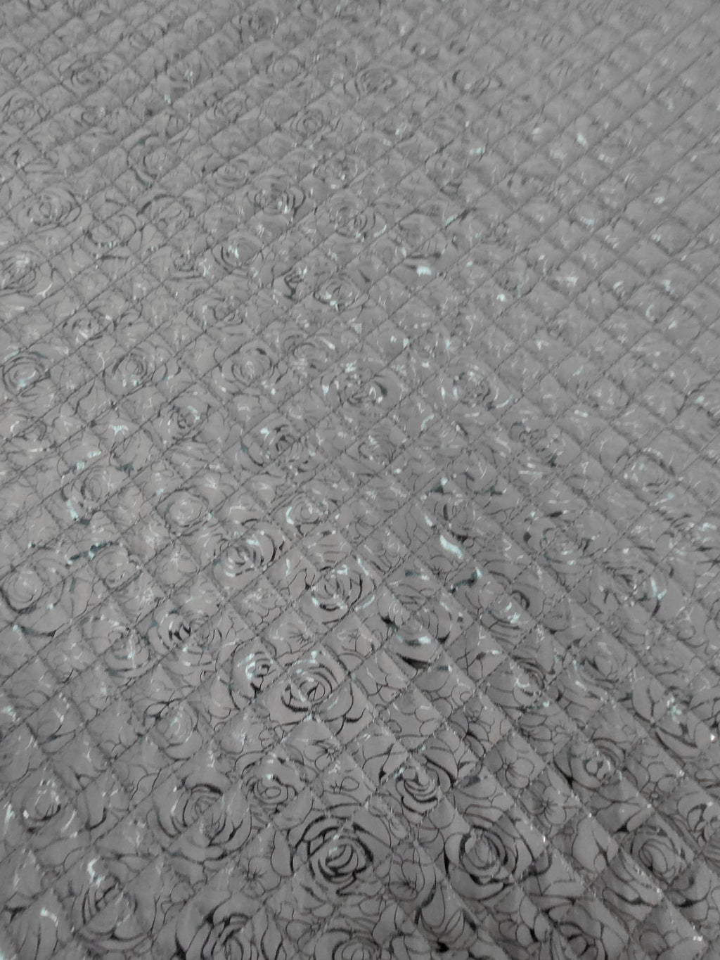 Elegantní vatelínový prošev Růže Tm. hnědý