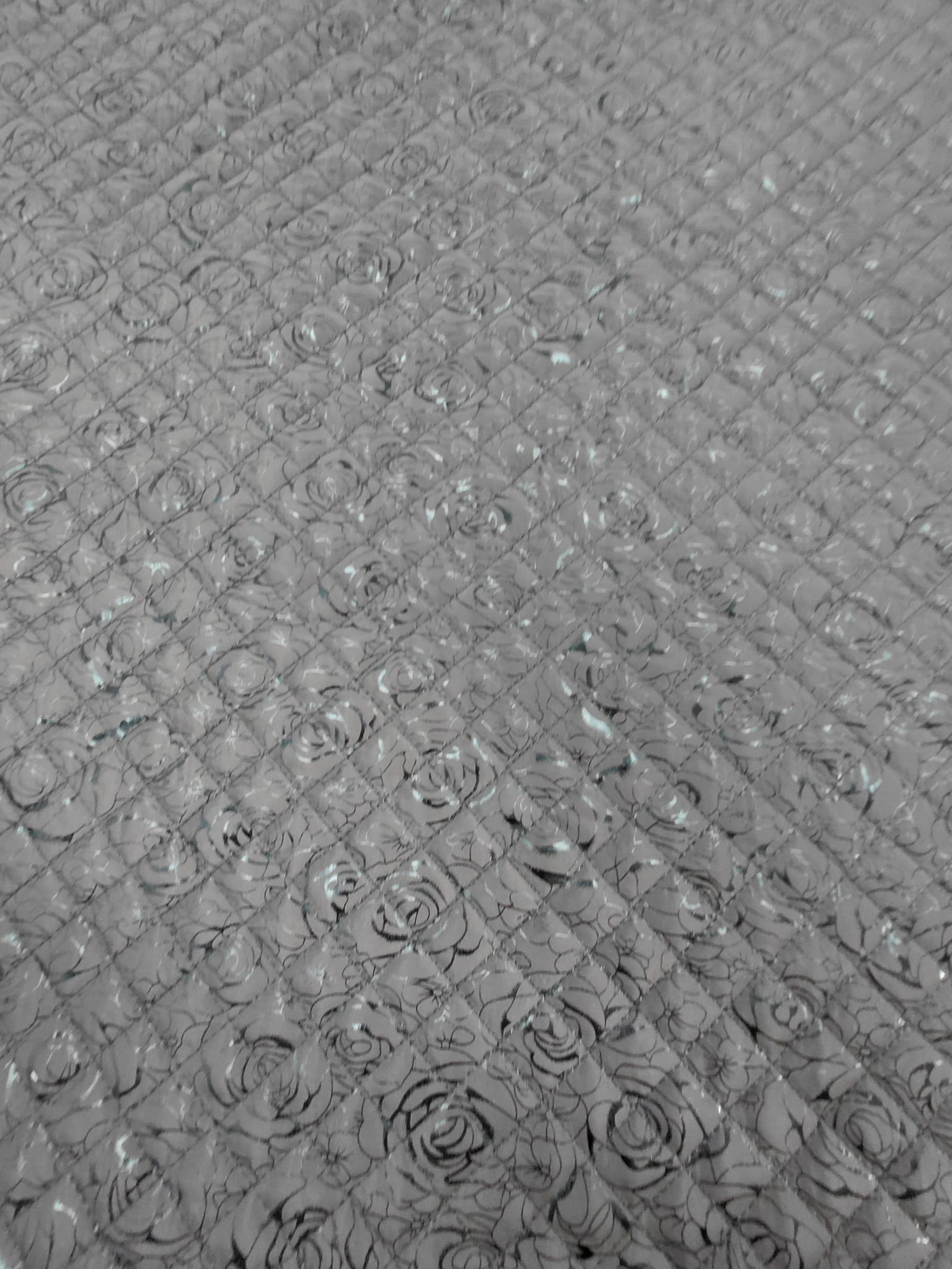 Elegantní vatelínový prošev Růže Tm. hnědý