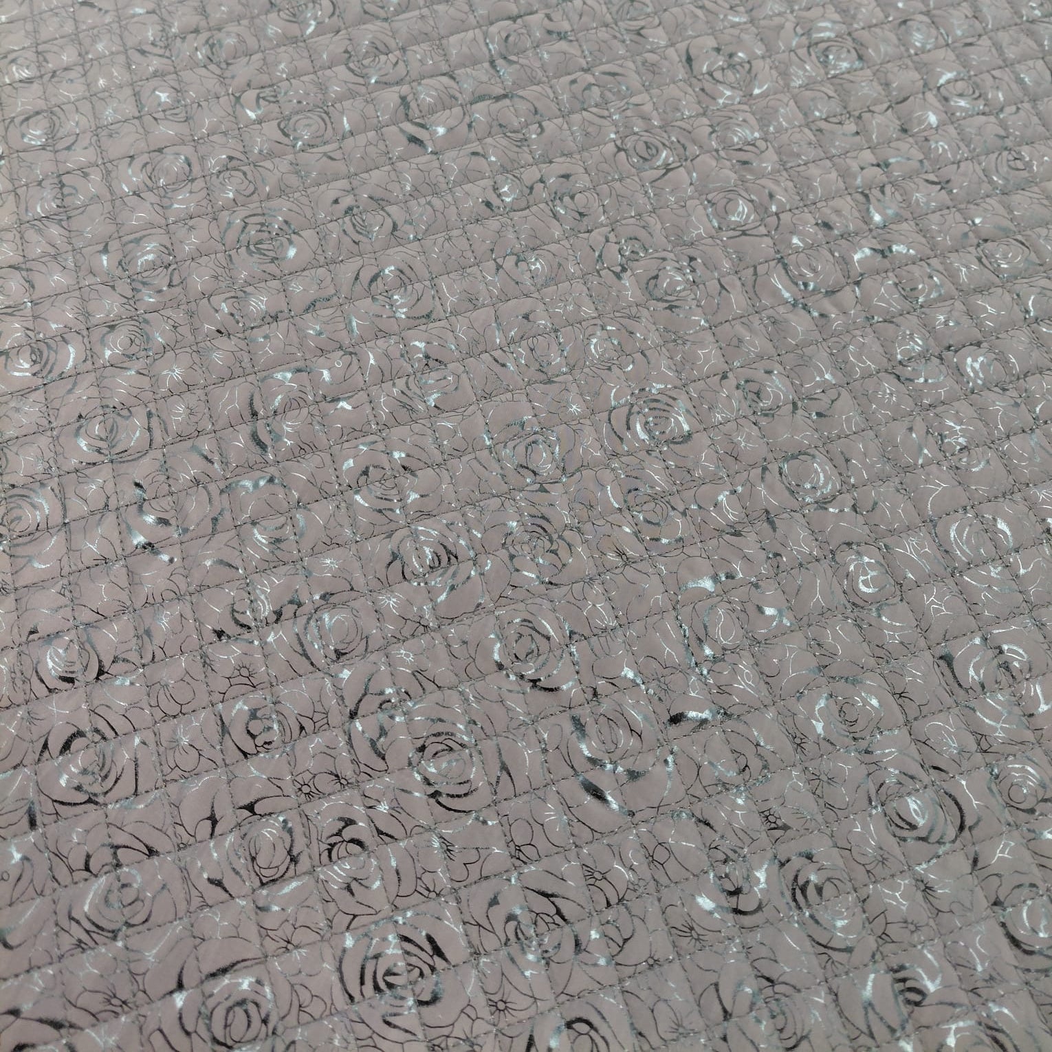 Elegantní vatelínový prošev Růže Tm. hnědý